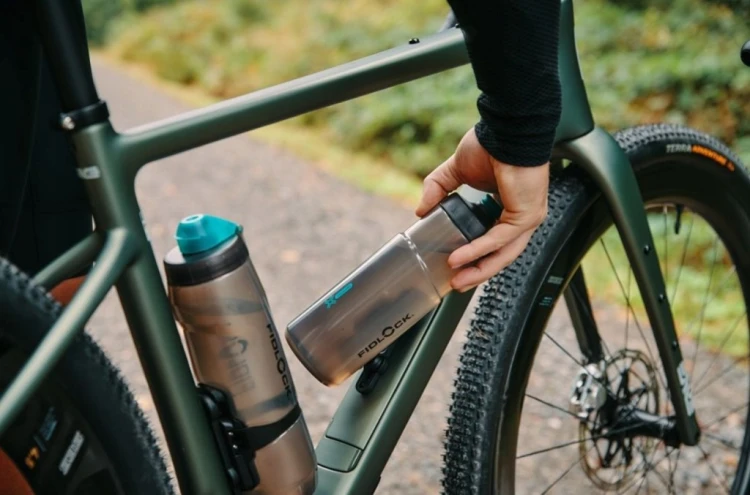 Bidon FIDLOCK TWIST 600 ml Antybakteryjny + Szary, Łącznik – Bez Bazy