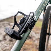 Koszyk na bidon Lezyne TUBELESS FLOW STORAGE CAGE czarny zestaw