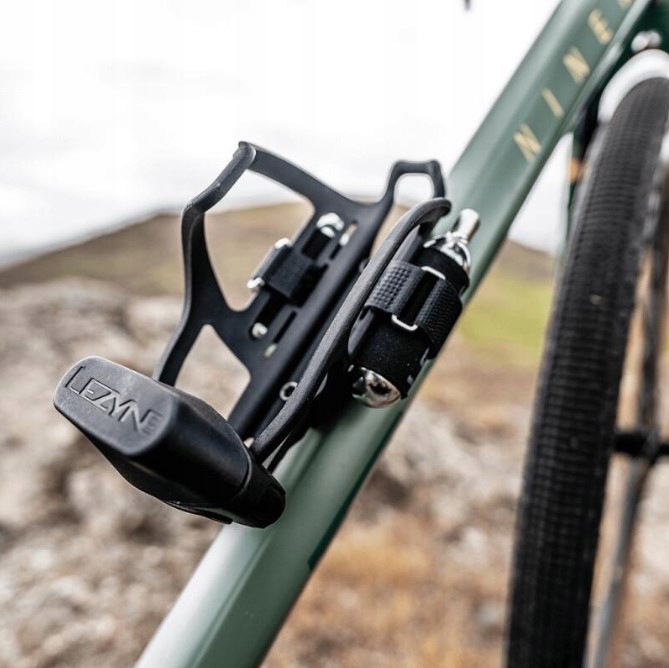 Koszyk na bidon Lezyne TUBELESS FLOW STORAGE CAGE czarny zestaw