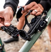 Koszyk na bidon Lezyne TUBELESS FLOW STORAGE CAGE czarny zestaw